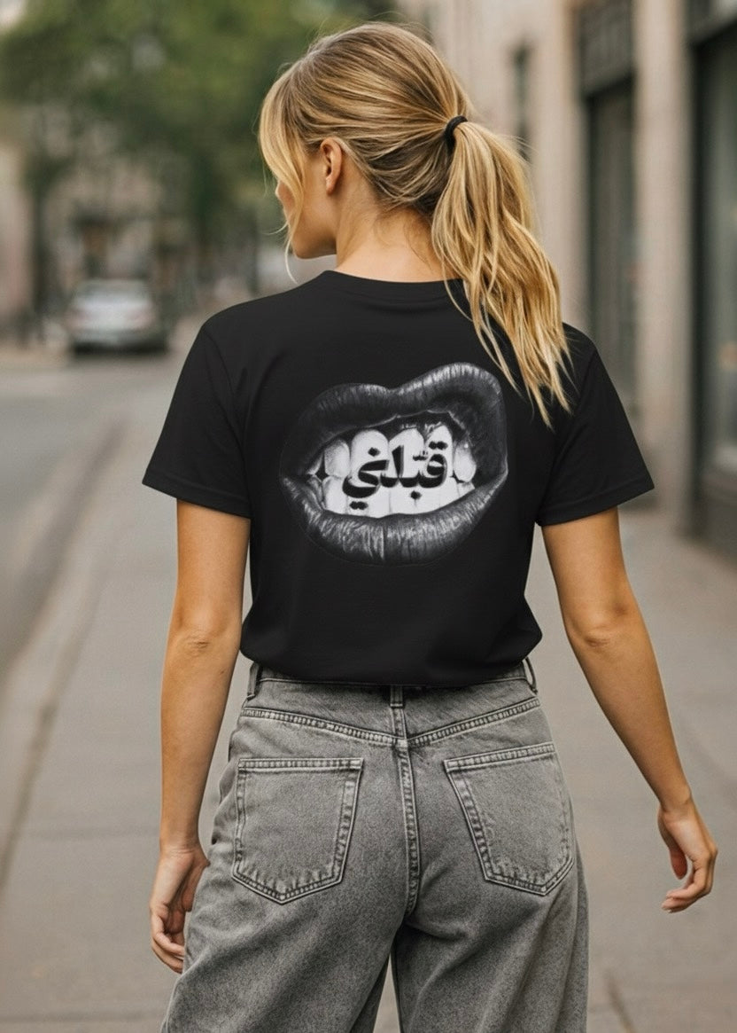 'KISS ME' GRAPHIC TEE