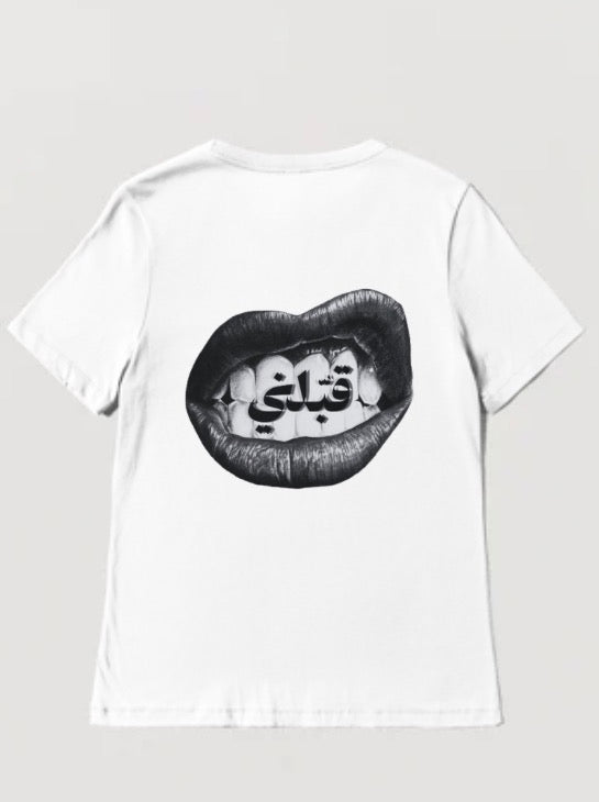 'KISS ME' GRAPHIC TEE WHITE