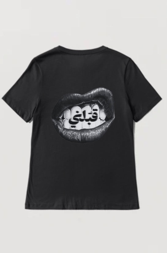 'KISS ME' GRAPHIC TEE