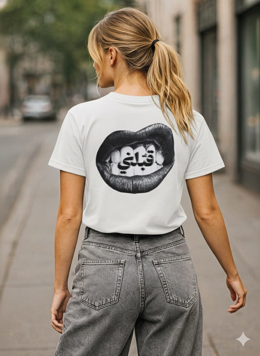 'KISS ME' GRAPHIC TEE WHITE